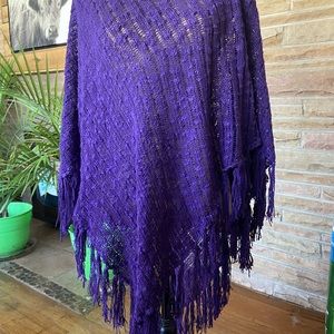 DElICATE FRINGE KNIT PONCHO IN PURPLE